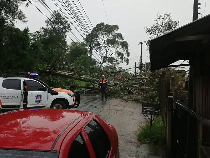 Temporal provoca ocorrências em 64 municípios do RS, deixa 624 desalojados e causa estragos em diversas regiões