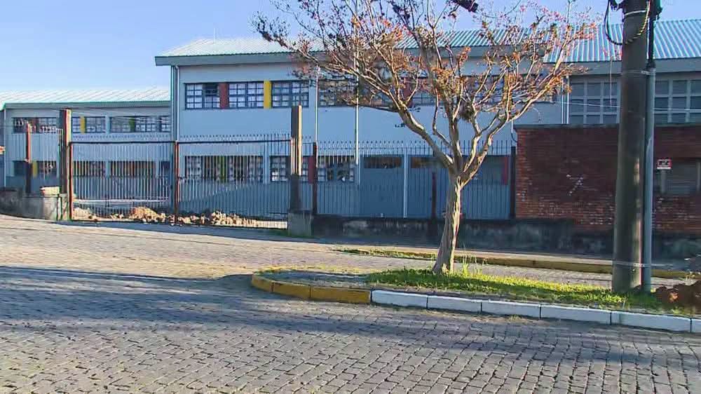 Estudante de 11 anos morre após trave de futebol cair sobre ele em escola de Caxias do Sul