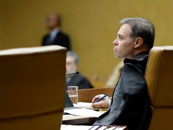 André Mendonça determina afastamento preventivo do diretor-geral da PF em meio à crise no STF