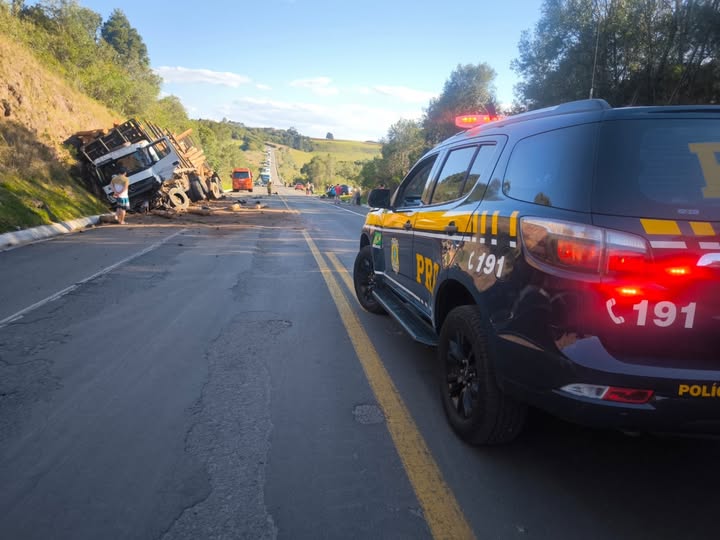 Duas mulheres morrem em colisão frontal entre carro e caminhão na BR-470, em Lagoa Vermelha