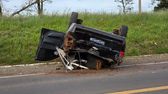 Montana sai da pista e capota na BR-285 entre Mato Castelhano e Passo Fundo