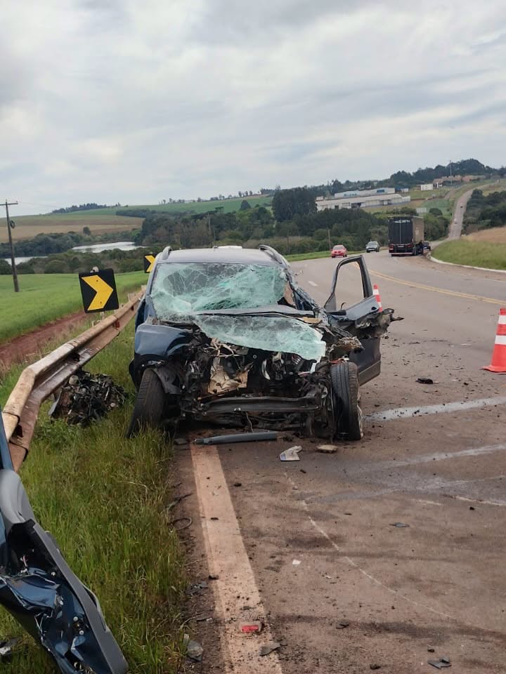 Homem fica preso às ferragens após colisão entre T-Cross e carreta em Carazinho