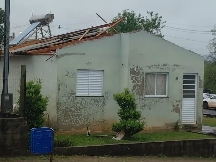 Temporal destelha 40 casas em Pejuçara; RS já soma mais de 31 mil pessoas afetadas