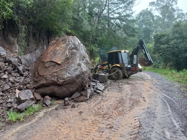 Queda de grande pedra interdita parcialmente estrada no interior de Farroupilha