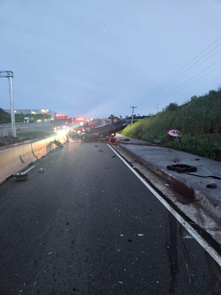 Acidente deixa dois mortos e dois feridos após caminhonete sair da pista e capotar na BR-386, em Soledade