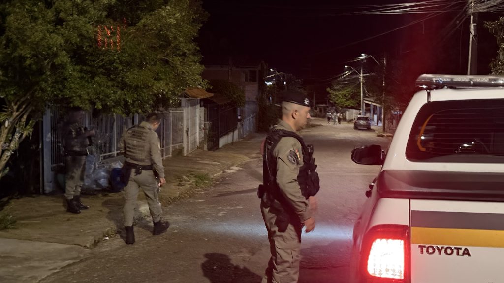 Ex-companheiro coloca fogo em casa com mulheres e cinco filhos dentro; autor é preso em flagrante pela BM