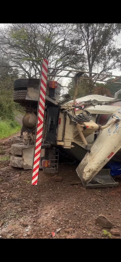 Caminhão betoneira carregado com concreto tomba na ERS-324 entre Passo Fundo e Marau