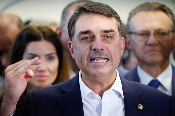 Flávio Bolsonaro cobra Fachin por solução para impasse envolvendo direção da PF