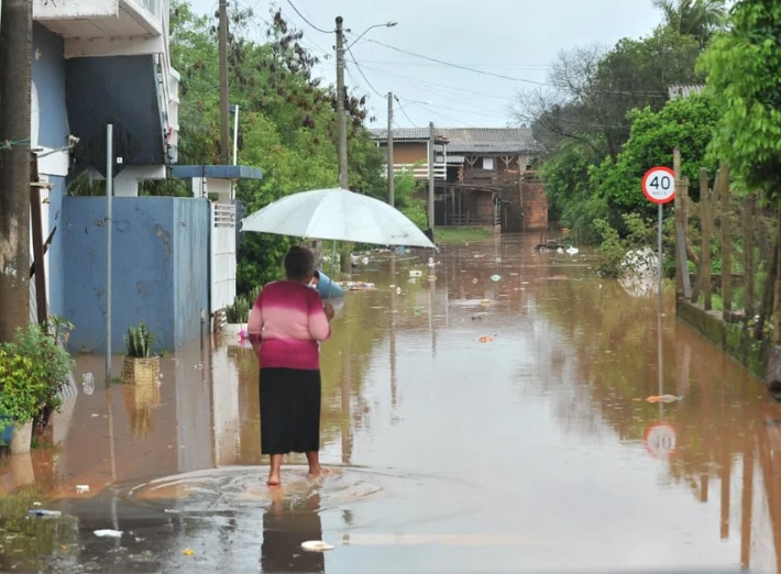 Rio Caí sobe rapidamente e famílias deixam casas durante enchente no Vale do Caí
