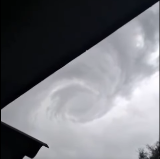 Nuvem com movimento giratório chama atenção em Ernestina durante temporal que provoca estragos e deixa quase 900 mil sem energia no RS
