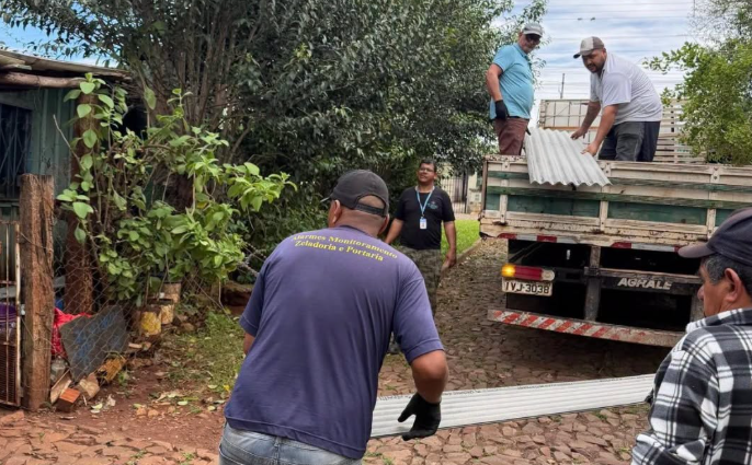Prefeitura Municipal distribui cerca de 400 telhas para famílias atingidas por temporal em Cruz Alta