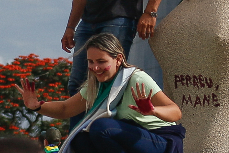 Moraes concede progressão para regime semiaberto a Débora Rodrigues, conhecida como “Débora do Batom”