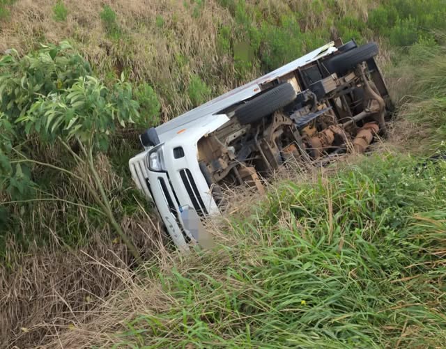Caminhão tomba às margens da ERS-324 na entrada para o distrito de Bela Vista, em Passo Fundo