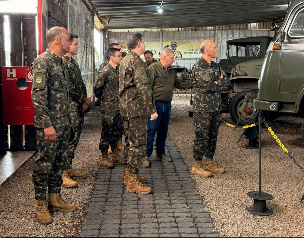 Museu Militar Brasileiro, em Panambi, recebe comitiva de generais do Exército Brasileiro