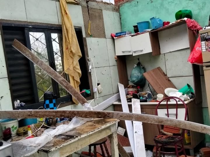 Temporal com ventos de até 90 km/h destelha 20 imóveis e danifica escola em Sant’Ana do Livramento