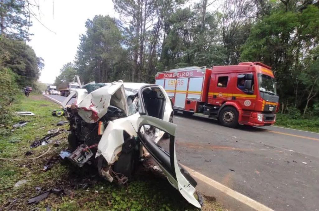 Morre terceira vítima de colisão frontal entre Golf e Voyage na ERS-135, no Norte do RS