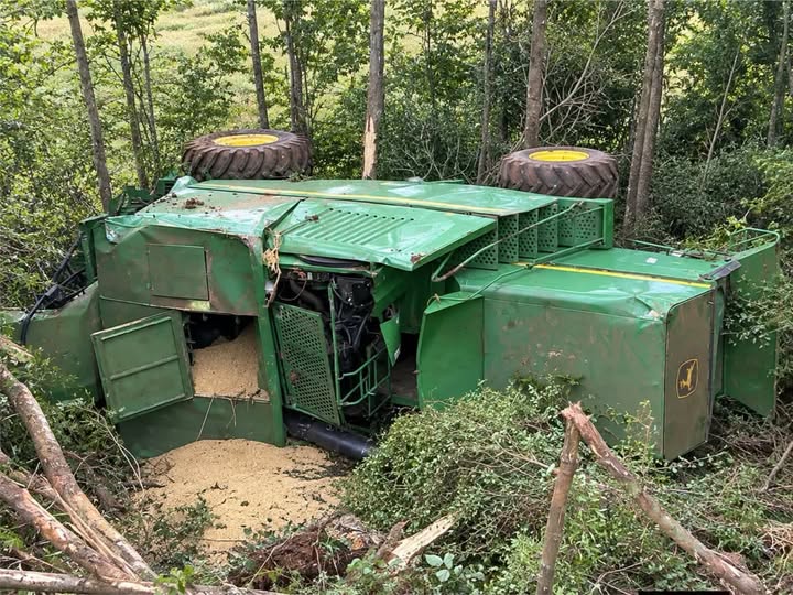 Colheitadeira é atingida por carreta, sai da pista e tomba na BR-285, em Santa Bárbara do Sul