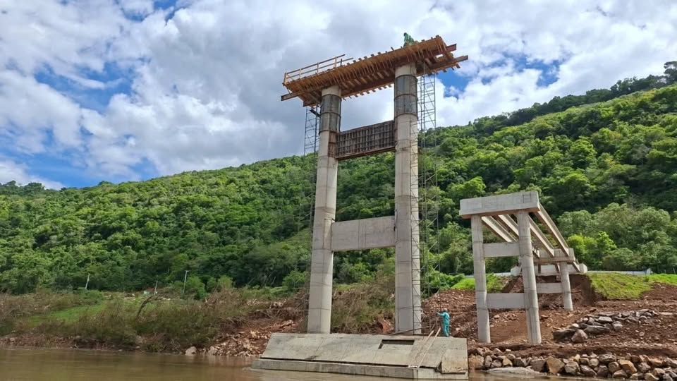 Reconstrução da Ponte de Santa Bárbara tem etapas concluídas e previsão de entrega até o fim de 2026