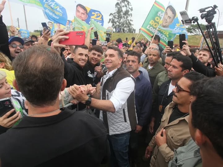 Flávio Bolsonaro promete retomar obras de contenção e financiar agricultores atingidos por enchentes no RS
