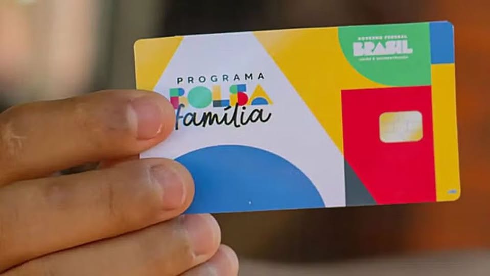Plano de Flávio Bolsonaro prevê transição de dois anos para beneficiários do Bolsa Família deixarem o programa