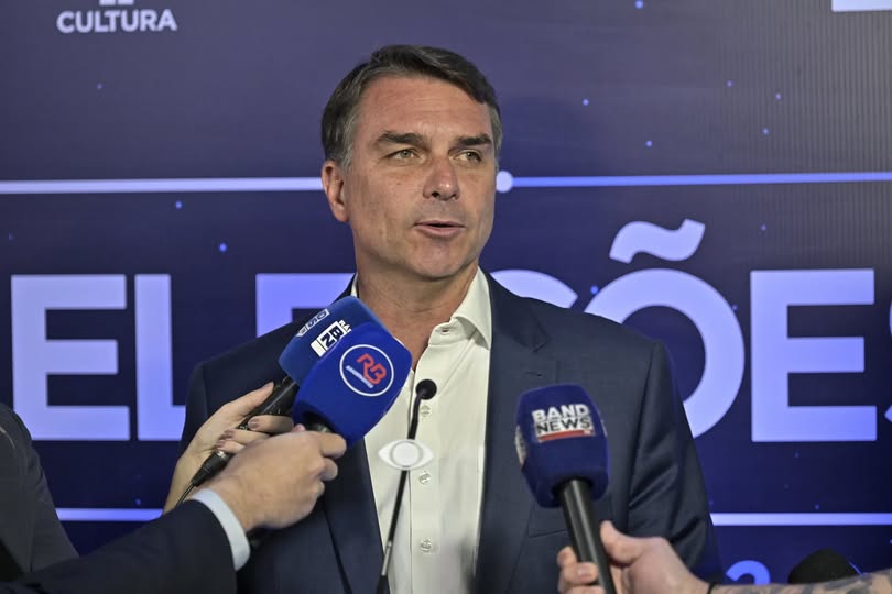 Campanha de Flávio Bolsonaro pede ao TSE cassação da candidatura de Lula por suposto uso eleitoral de dados do governo