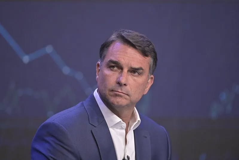 Flávio Bolsonaro aceita desafio de Lula sobre sigilos