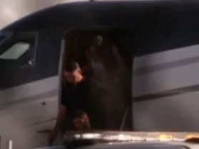 Flávio Bolsonaro chega a Miami com a família após deixar o Brasil em voo privado