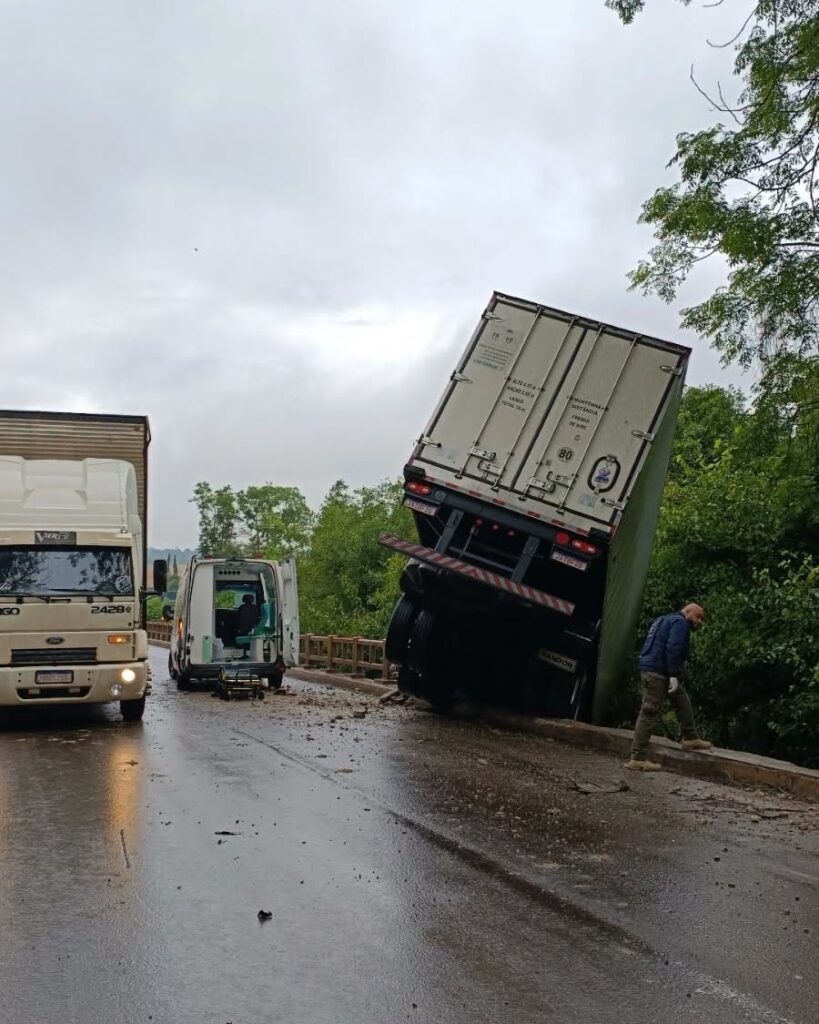Carreta sai da pista e fica parcialmente pendurada em ponte entre Novo Barreiro e Sarandi
