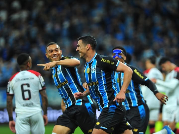 Grêmio vence o Athletico-PR por 2 a 0 na Arena e deixa a zona de rebaixamento do Brasileirão