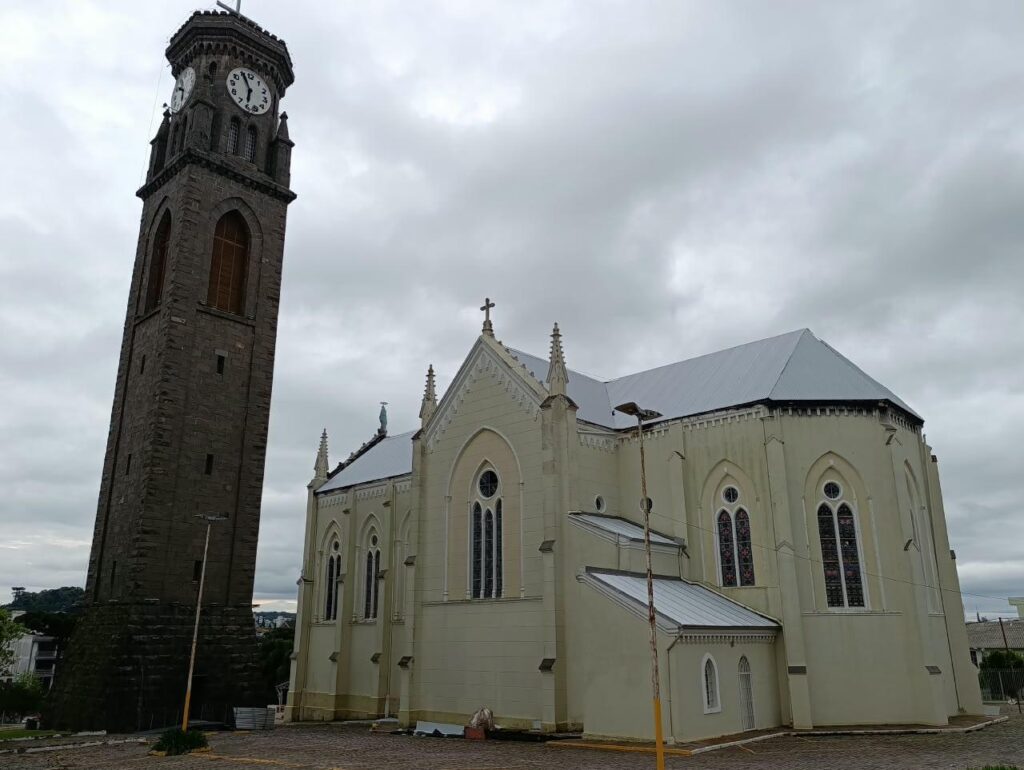 Igreja Matriz de Flores da Cunha avança na reconstrução após incêndio com conclusão da nova cobertura