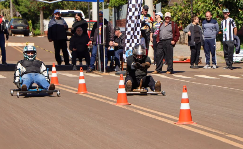 Corrida Maluca de Carrinhos de Rolimã reúne 44 competidores em Quinze de Novembro