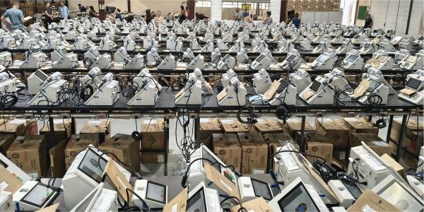 TRE-RS inicia distribuição de urnas eletrônicas para o segundo turno das eleições no Estado