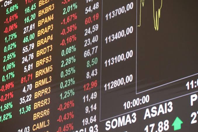 Ibovespa registra maior queda semanal desde 2020 e dólar dispara após eleições no Brasil