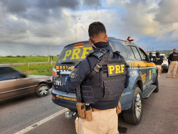 PRF prende dois jovens e apreende 465 gramas de crack na BR-158, em Cruz Alta