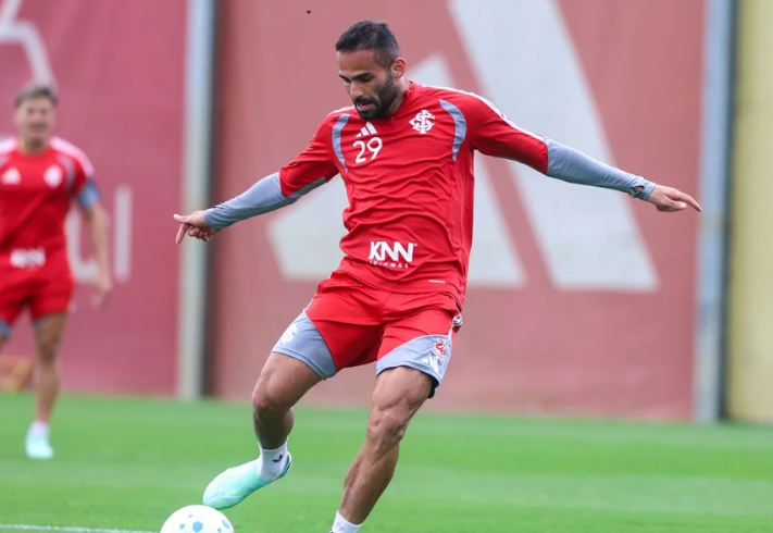 Thiago Maia ganha força para ser titular do Inter contra o Corinthians