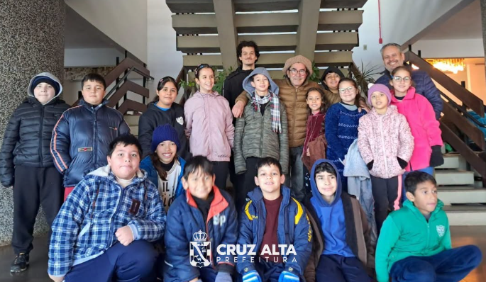 Projeto Coxilha Vai à Escola leva música, poesia e história do festival para estudantes de Cruz Alta