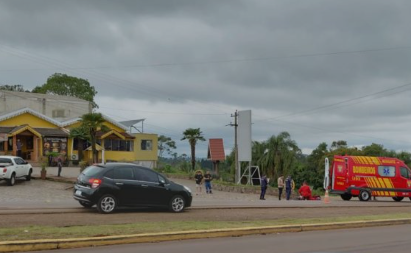 Idoso fica ferido após ser atropelado por carro-forte na ERS-324, em Marau